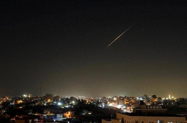 第40波反击！伊朗宣布换了打法，深夜炸毁美军宿舍，上百名士兵被抬进医院