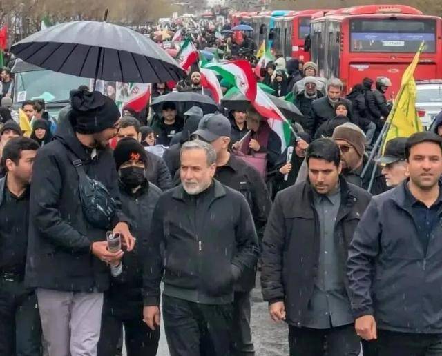 伊朗第46轮反击!美军轰炸哈尔克岛,特朗普此举将引爆中东浩劫?