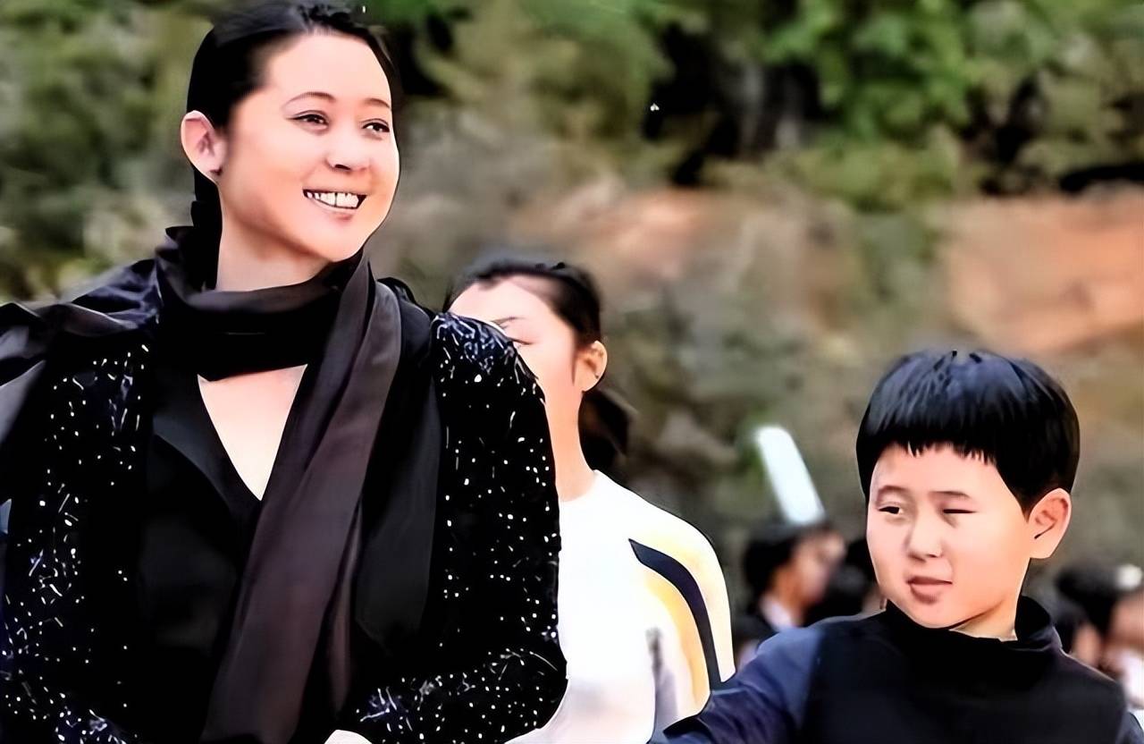 倪萍眼疾儿子久违曝光,担心儿子婚姻问题,一起探望渐冻症好友