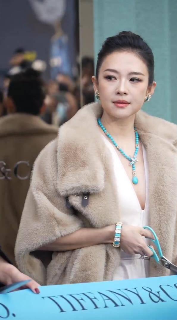 47岁章子怡亮相活动,“圆润脸型”引关注,有网友称为新角色增重20斤