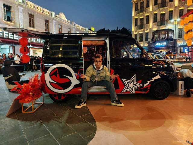 478万五菱之光EV爆改封神！数码博主笪屹超人开辟改装圈新赛道(图1)