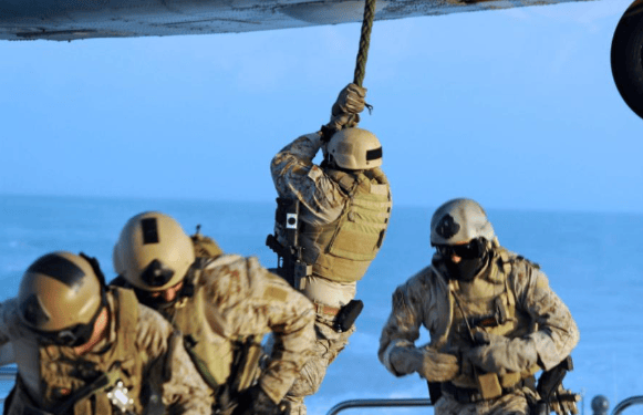 2500名美军杀进霍尔木兹海峡，却连油轮都不敢护送！伊朗这招太狠了