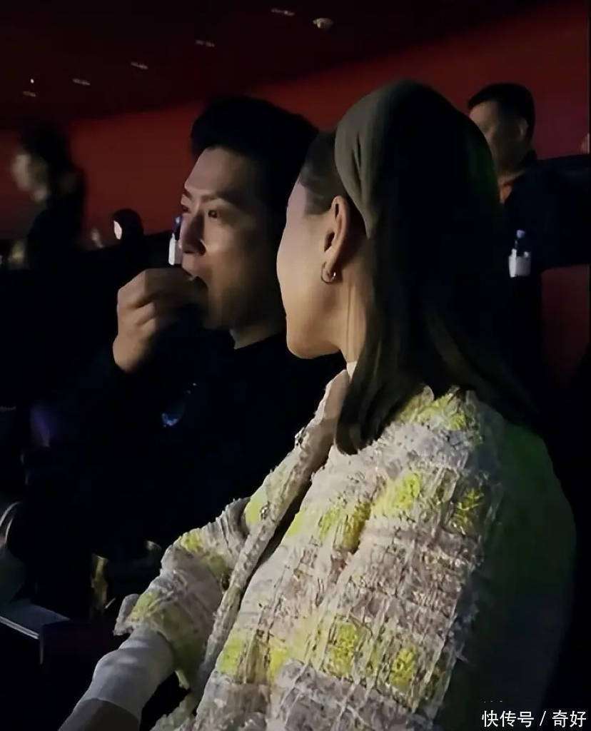 何超莲高调示爱，穿粉色小香风套裙很温柔，窦骁一身黑衣超酷