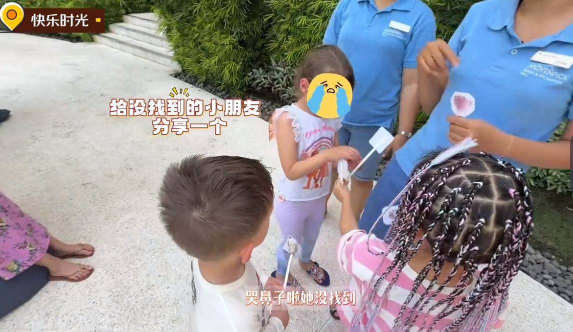 苗苗主动晒五口全家福，郑恺基因强大，仨孩子都像他看着一模一样