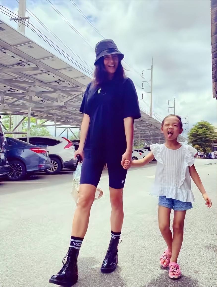 54岁瞿颖已结婚！曝男方山东籍机长有俩女儿，两人挽手散步好亲密