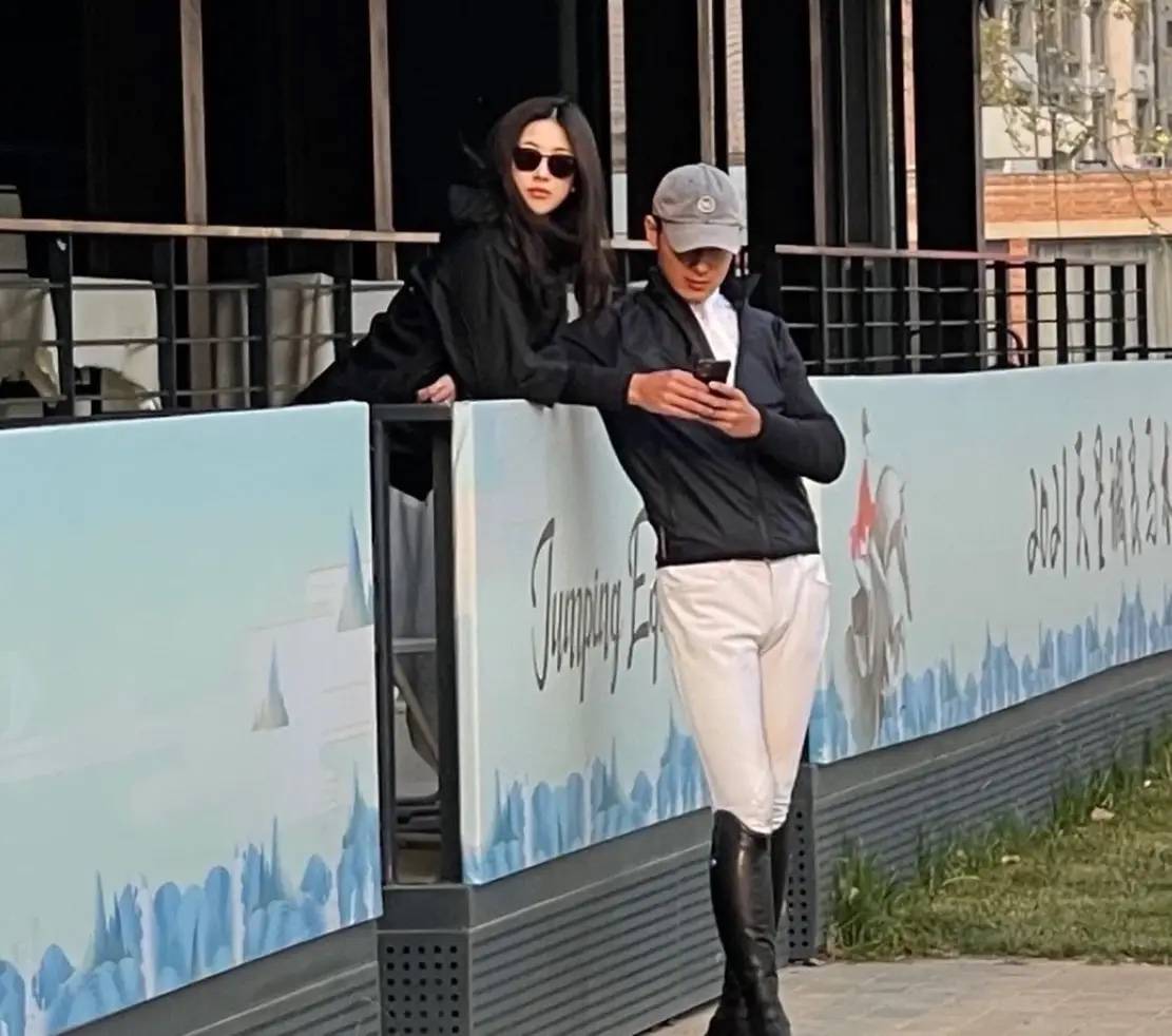 朱珠结婚5年了！4岁女儿梨涡和妈妈一模一样，朱珠穿黑裙好美