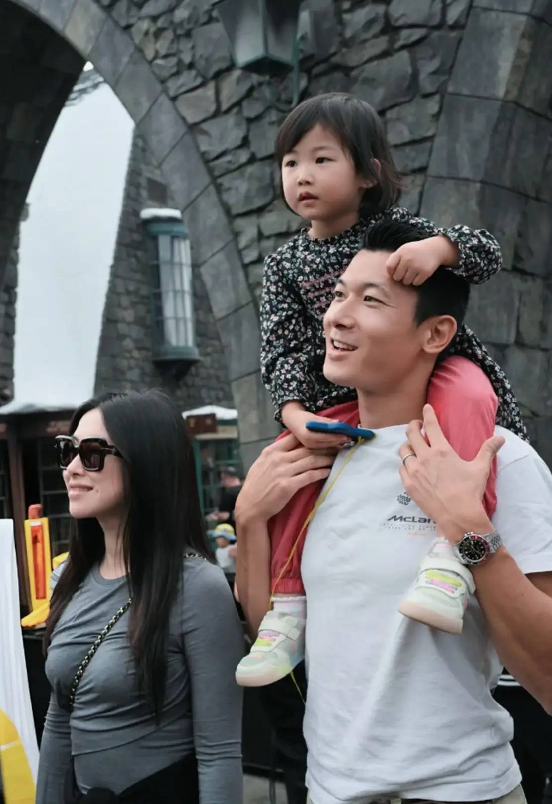 朱珠结婚5年了！4岁女儿梨涡和妈妈一模一样，朱珠穿黑裙好美