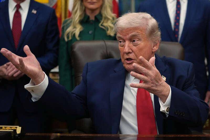 特拉维夫上空出现鸦群,以色列疑似寻求停火,伊朗表示要为47年账“做个了断”