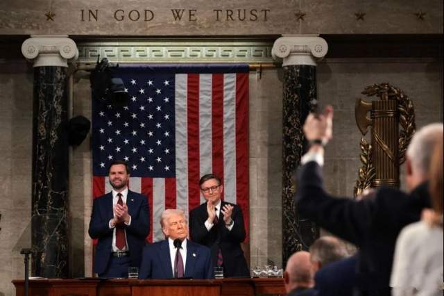 特朗普亵渎神明，自封耶稣，这不是真有精神病，而是疯了！