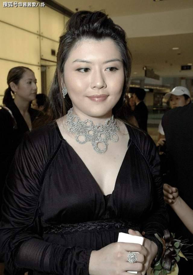 原创 向太直播回应“拿烟头烫继女”,崩溃感慨后妈不好当,看完太唏嘘封面图