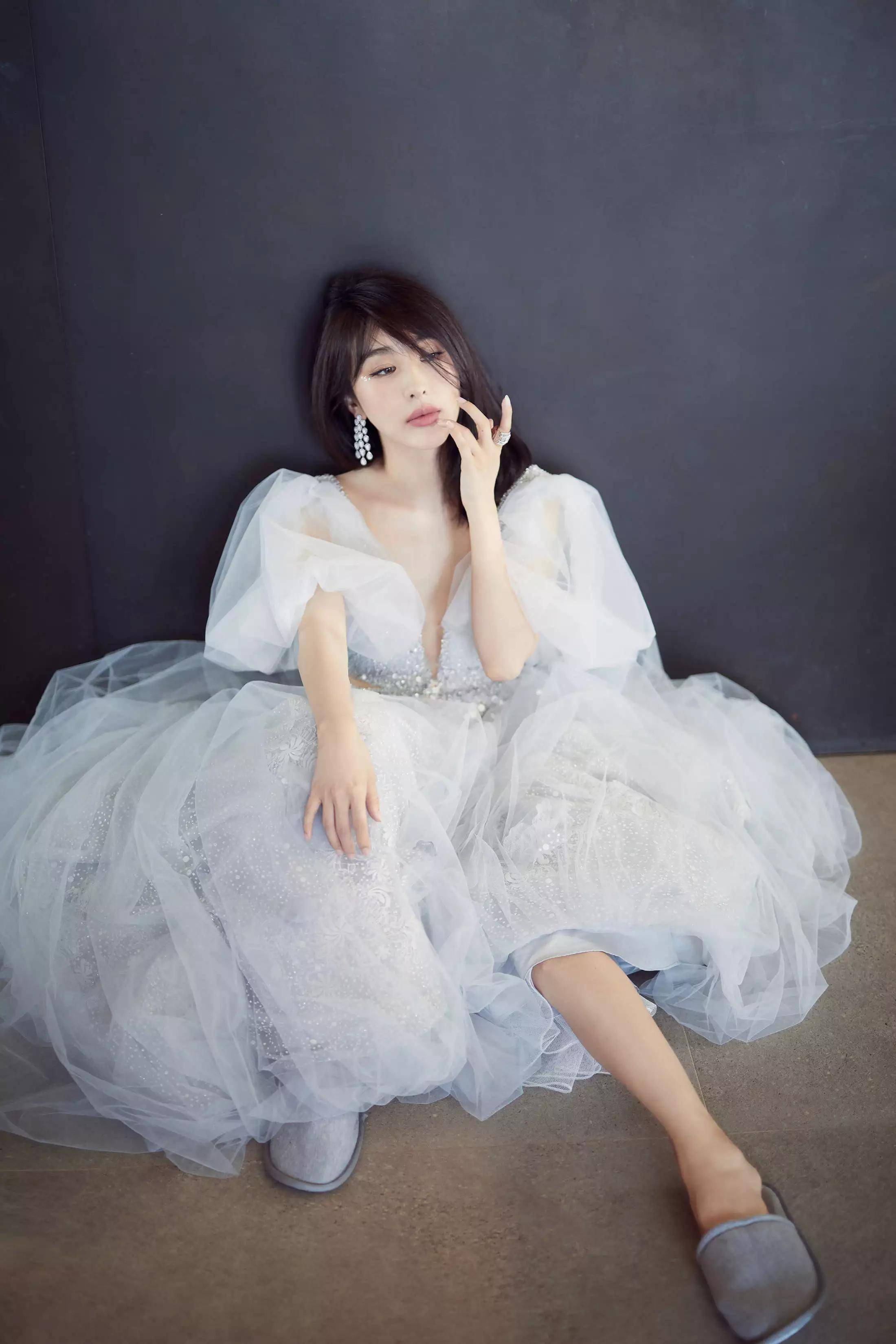 李菲儿《男人装》封面被扒！清纯玉女形象崩塌当年为红竟如此大胆？