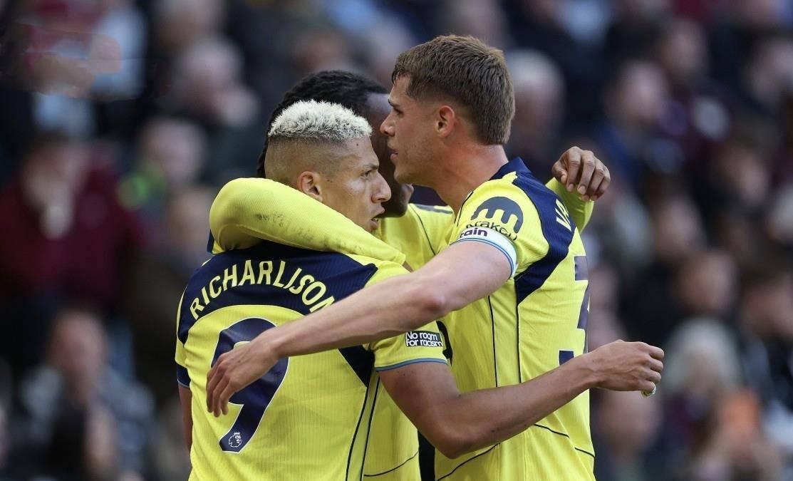 英超积分榜更新！热刺2-1维拉逃出降级区曼联3-2绝杀提前锁欧冠