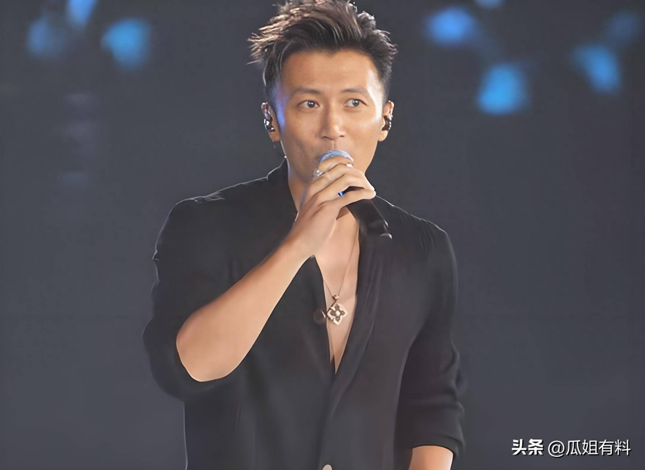霍震霆全程没鼓掌张敬轩突然病退英皇演唱会彻底翻车