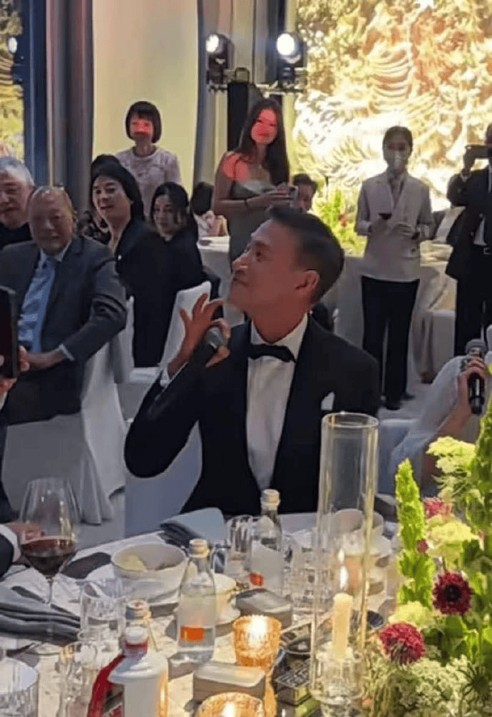 张学友穿西装现身干儿子婚礼 满脸笑容心情超好