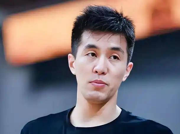 郭艾伦新启程：上海签约亮相解说新岗位助攻张镇麟引爆球迷热情