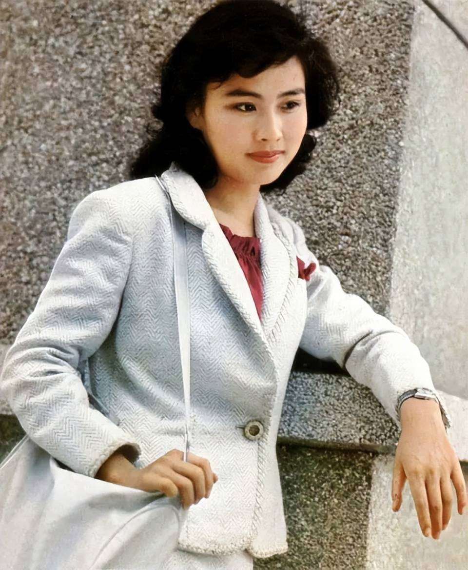 出轨反咬、含恨而终！盘点四位女星的失败婚姻结局一个比一个唏嘘