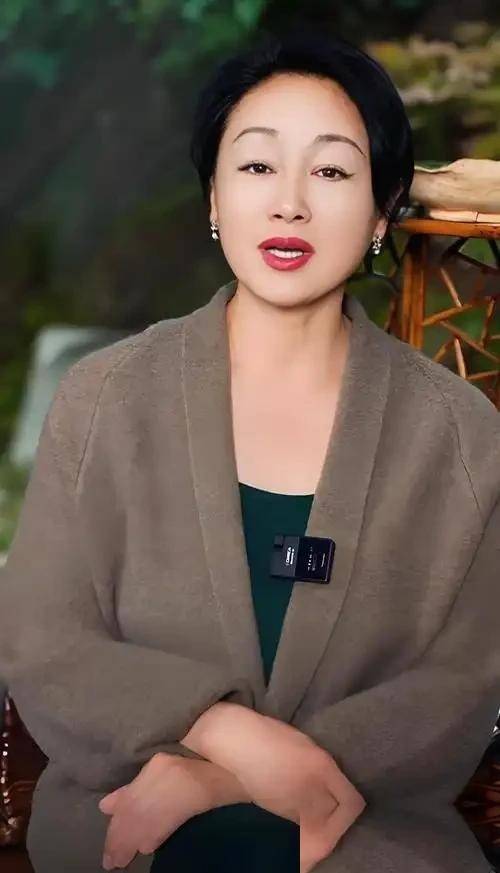 王姬现状：在美国生活女儿女婿住北京旧房坚持照顾33岁病儿子