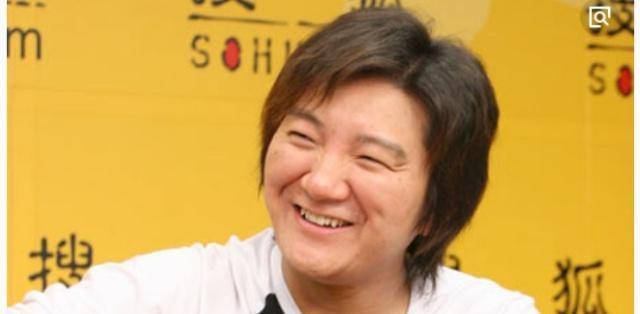 原创靠一首歌暴富春晚假唱名声扫地被骗破产仍开劳斯莱斯！