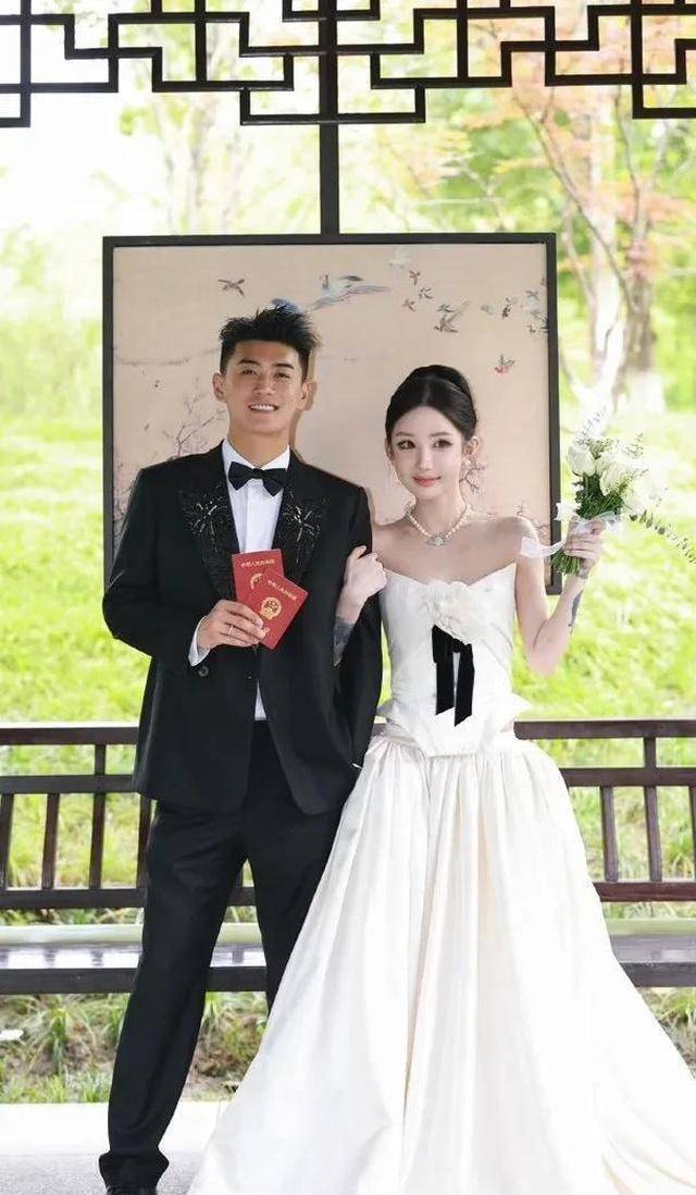 7月12日：网红情侣薛小婉任权晒出婚纱照官宣正式领证了六年分分合合争议一直不断