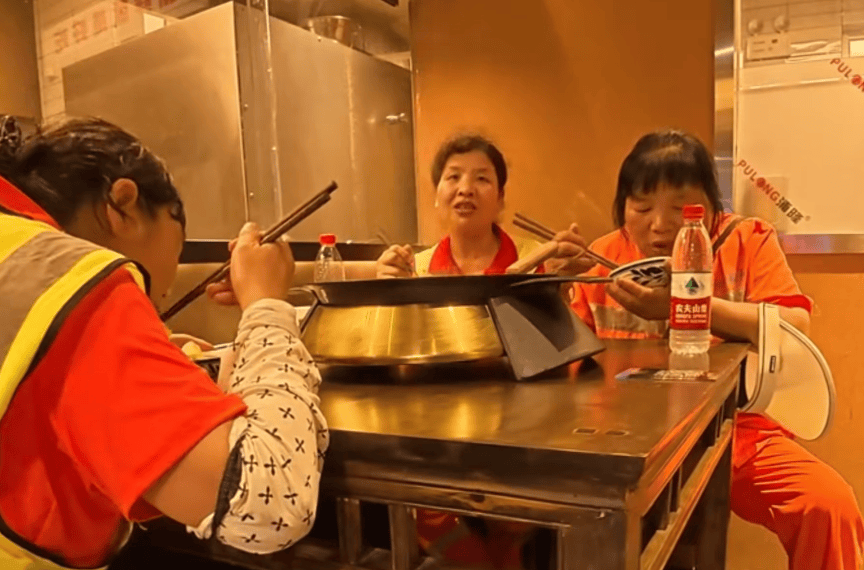 花五百请环卫工阿姨代言烤鱼店视频爆火看哭网友实现三赢局面
