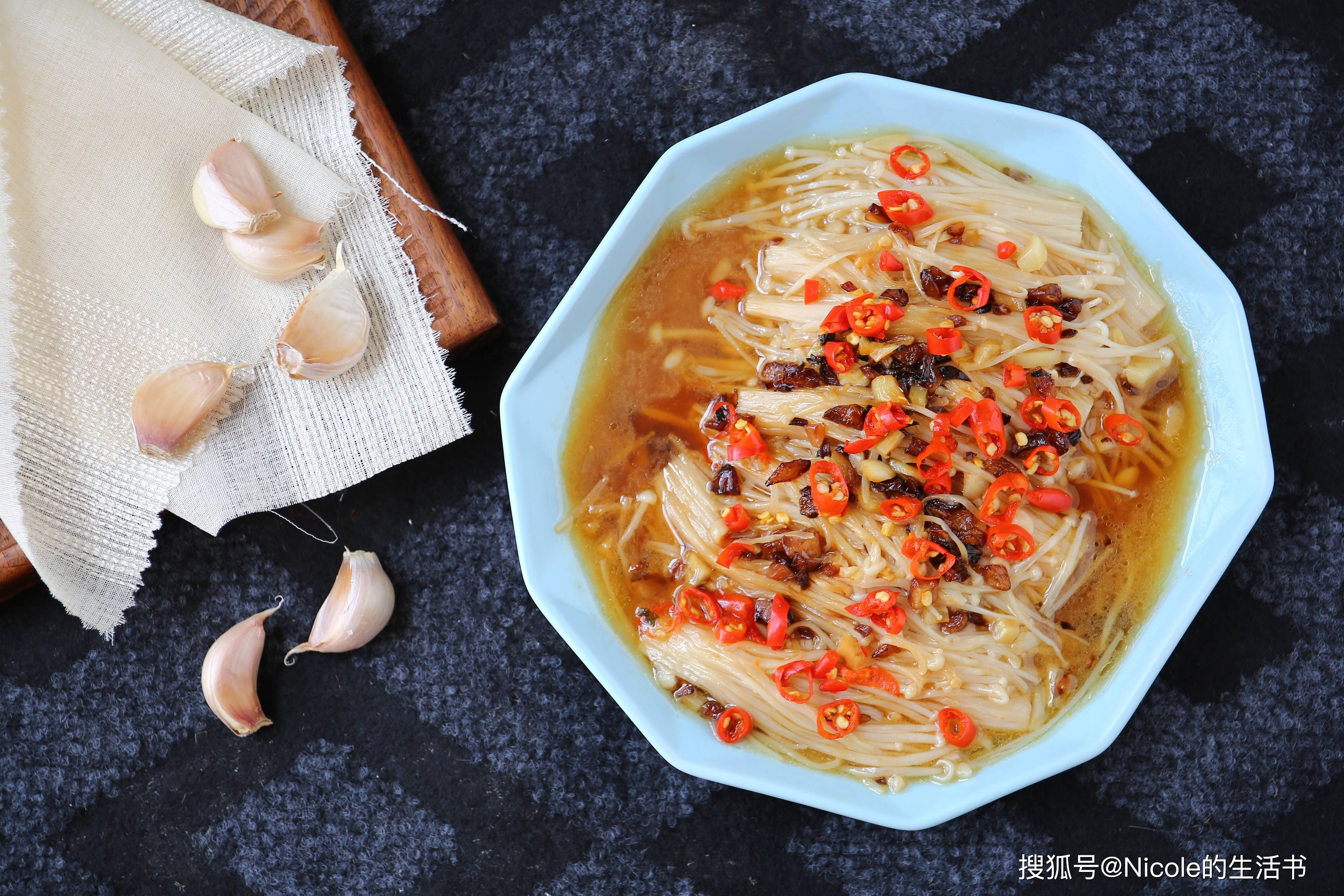 
            鸡汁蒜蓉金针菇：清鲜快手，治愈日常的人间小味