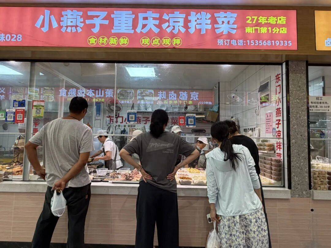 一到饭点围满人，能卖三四百份！河南大姐在萧山做出菜场凉拌“顶流”