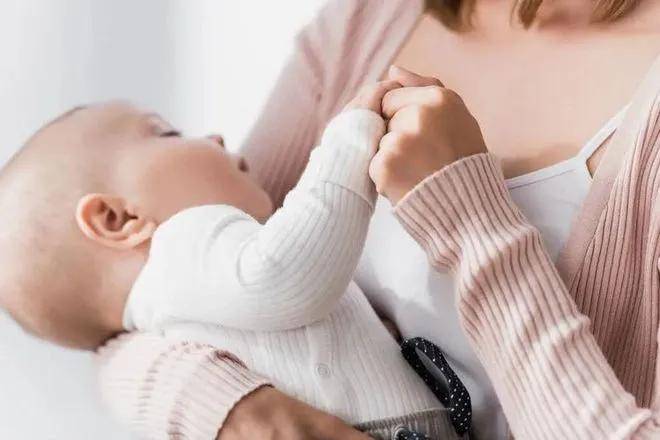 14天新生儿喝母乳后腹泻不止,医生检查发现,还是妈妈惹的祸