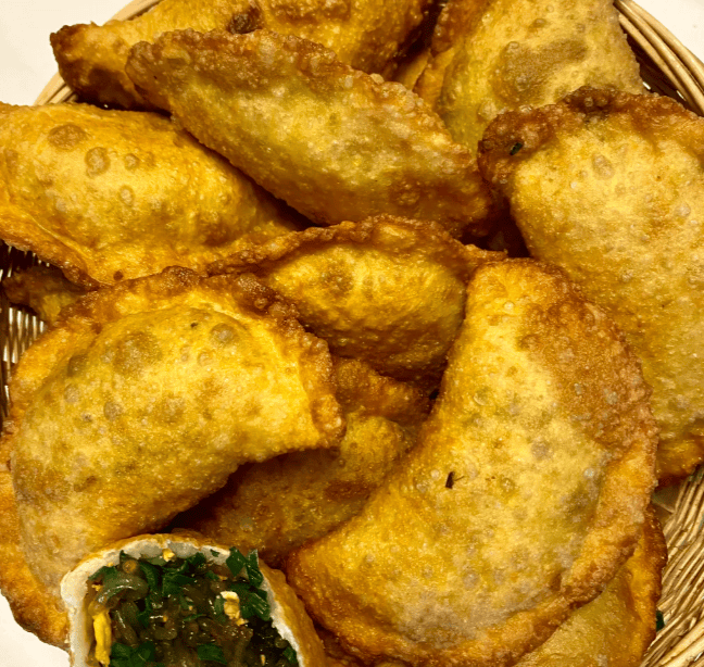 萝卜饺子经高温油炸，外皮酥脆裹挟清甜萝卜内馅