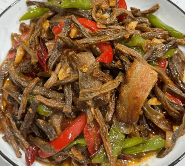 干豆角吸纳腊味油脂，韧润耐嚼尽显滇地家常风味