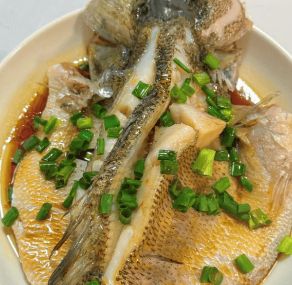 水开上锅蒸鲈鱼，把控时长锁住鱼肉原生细嫩鲜甜
