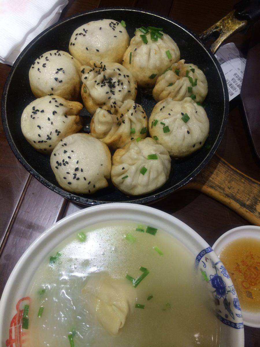 
        来上海旅行必收藏，10 家本地人反复去的小吃店，不踩坑清单