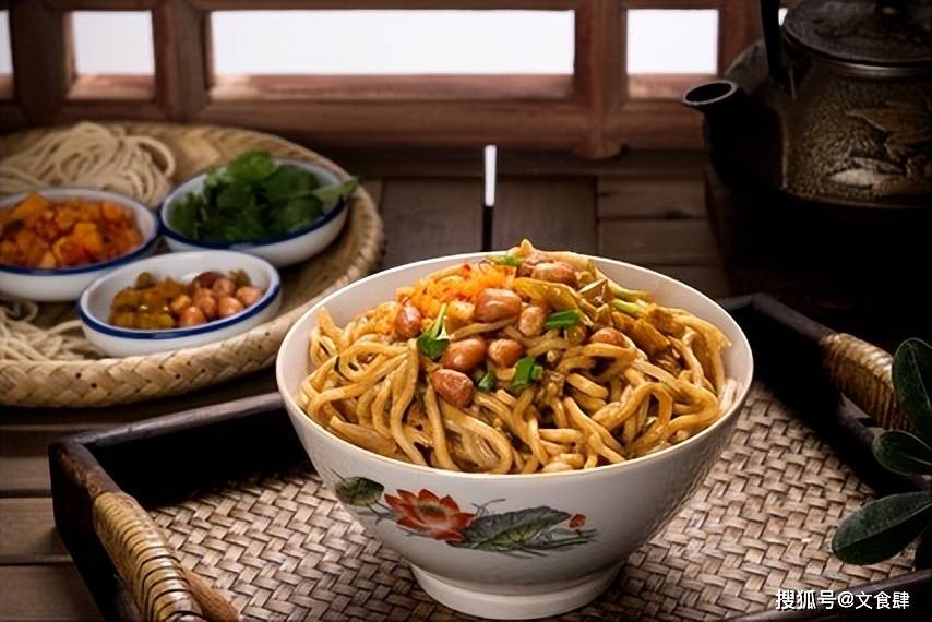 摆摊开店做小吃，为什么很多人从一碗热干面开始？文食肆深度剖析
