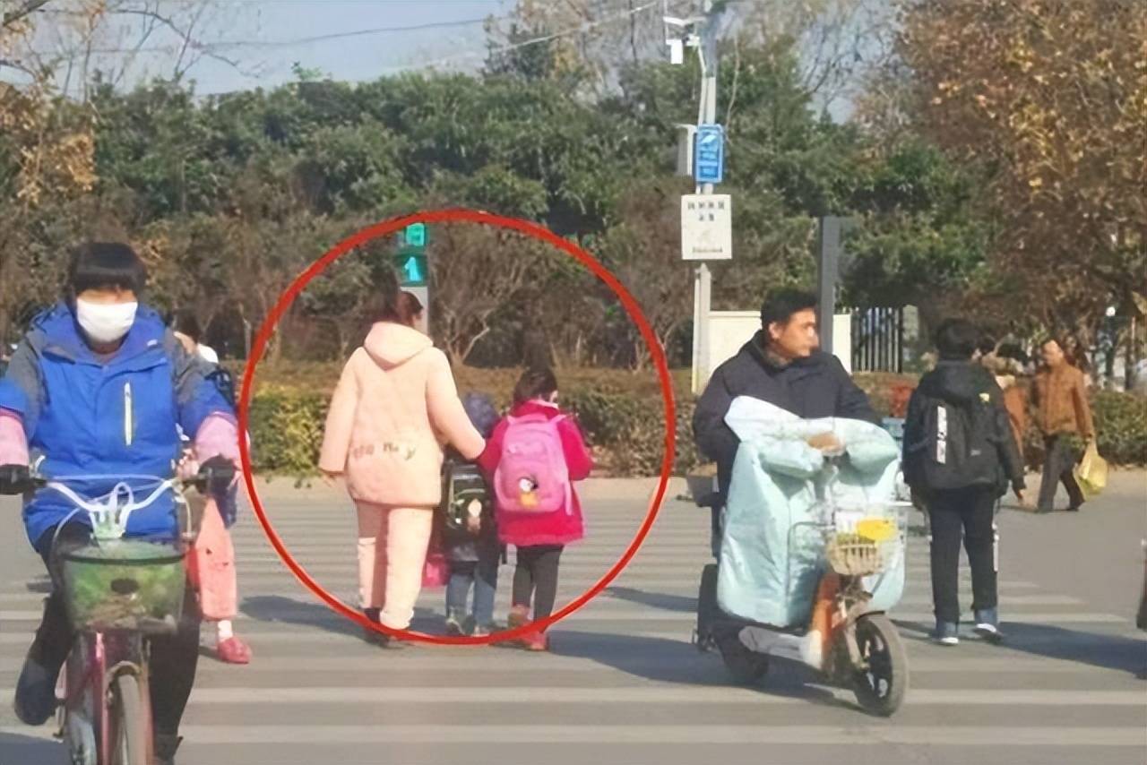 
        校门口的“睡衣家长”惹争议：家长的穿搭里，藏着孩子的自尊心