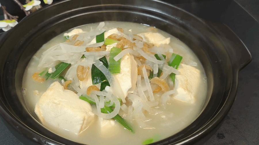 
        这3样一起炖一炖，鲜爽又热乎！简单食材搭配出的下饭好菜，好吃到连汤也不放过
