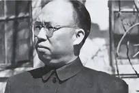 1955年授衔现场，他质疑“粟裕凭什么授大将”，触怒罗荣桓被当场撤了职务，后来结局细扒出来，军衔推迟四个月才拿到