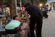 情侣闹别扭遇到管闲事的老外，这手搭的有点自然哦