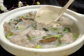 美国女孩喂流浪犬被40只狗围咬致死