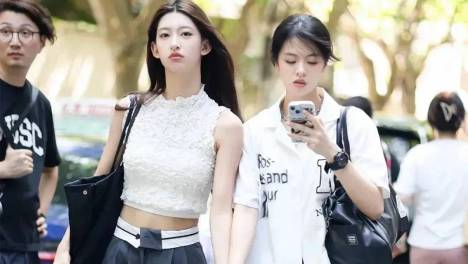 深圳女生街拍让人惊艳了！满街都是“宽腿裤+平底鞋”，时髦洋气又百搭