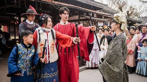 横店上元灯会年味浓!千灯如昼，入戏六大片场，新春OST音乐会等你狂欢！