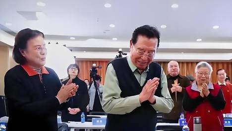 李双江补办87岁生日，切蛋糕时双手发抖，爱徒戴玉强扶腕协助完成