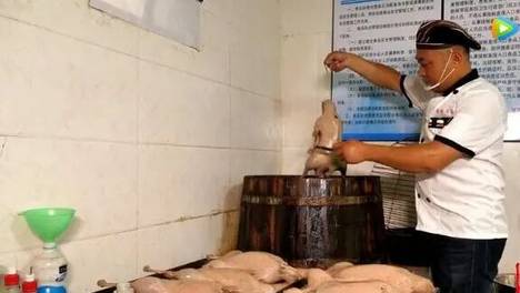 楚菜绽放│扬州最破老鹅店，一锅老卤干趴无数同行，松木包浆老锅炖鞋底都香！