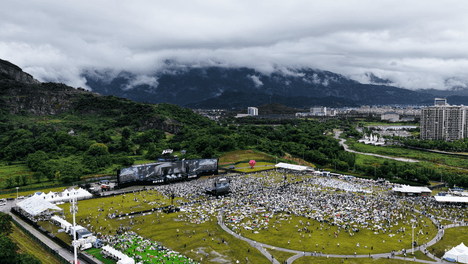“遥看瀑布挂前川”，雨过天晴，庐山音乐节撞上了云海瀑布，乐迷点赞！