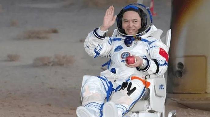 神舟二十一号乘组凯旋 航天员张陆从太空带回一个“平安果”