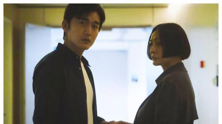 53岁楚志娟演吻戏与男演员摸屁股,你觉得剧情狗血吗?