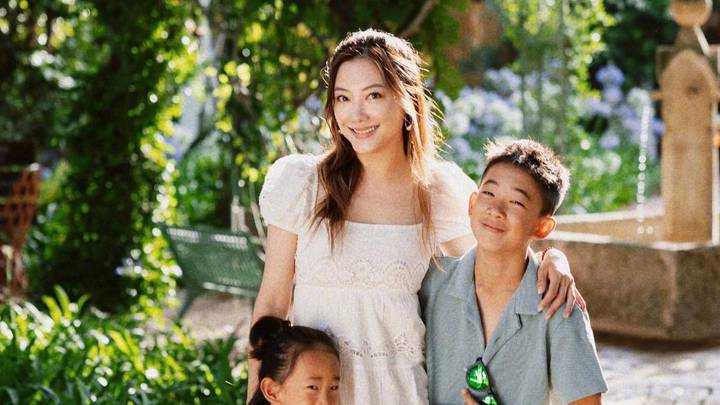 你觉得应采儿晒母子三人合影超有爱吗?