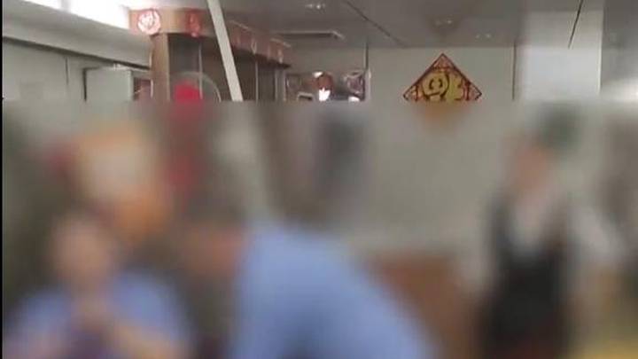 乘务员餐车吃饭被乘客怼,是否涉嫌道德绑架?