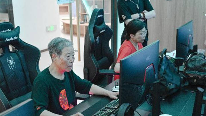 最大年龄77岁,成都电竞战队爷奶辈来了,你羡慕吗?