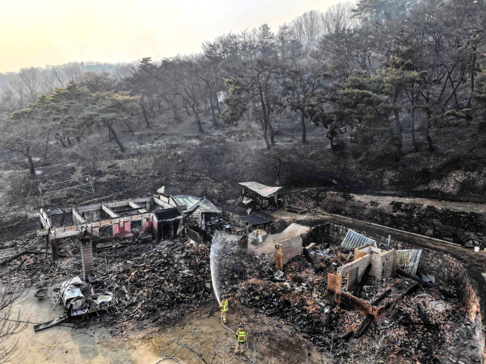 直击韩国山火肆虐：千年古刹被烧毁 4名灭火人员死亡