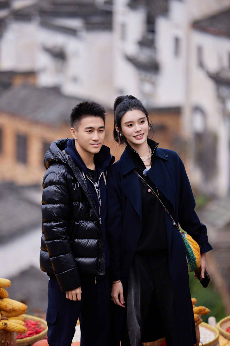 何猷君奚梦瑶为儿子庆祝生日!一家合影温馨有爱