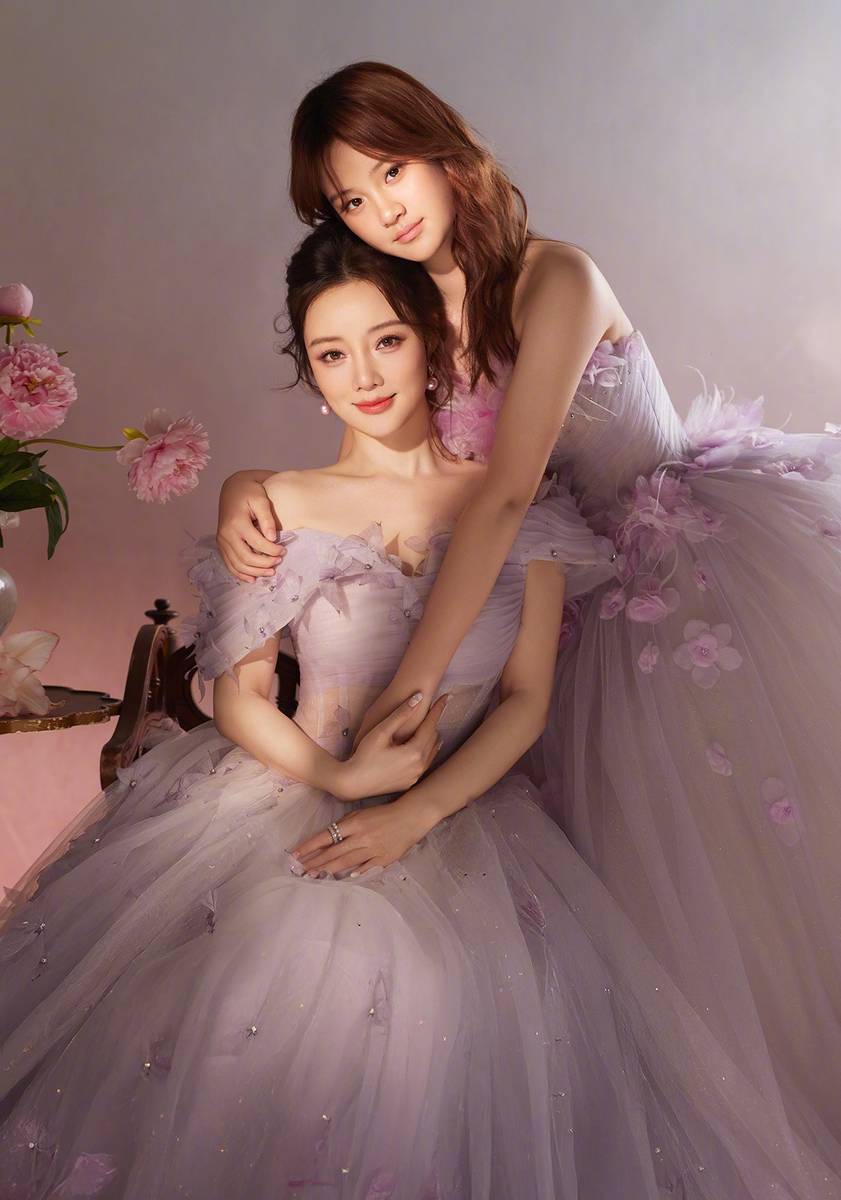 李小璐晒甜馨13岁庆生照 母女穿同款纱裙浪漫温馨